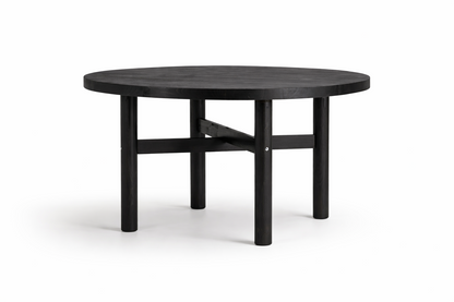 Table ronde en pin D919, 130 × 130 × 75 cm, vue officielle 2. Autres meubles et décoration vendus séparément.