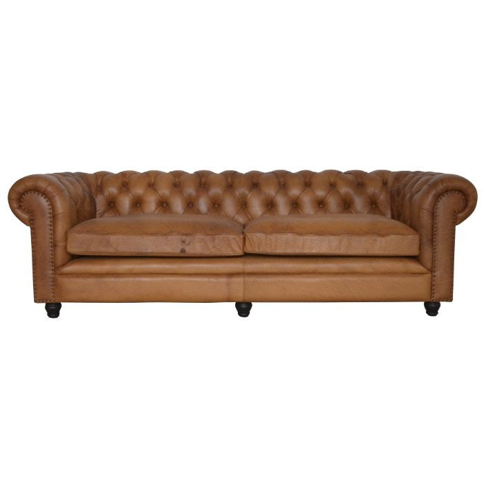 Canapé Chesterfield 3 places DT24/240, vue officielle 1. Autres meubles éventuellement présentés vendus séparément.