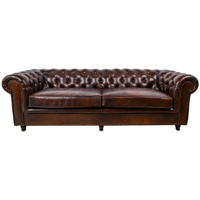 Canapé Chesterfield 3 places DT24/240, vue officielle 2. Autres meubles éventuellement présentés vendus séparément.