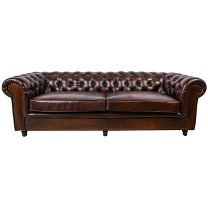 Canapé Chesterfield 3 places DT24/240, vue officielle 2. Autres meubles éventuellement présentés vendus séparément.