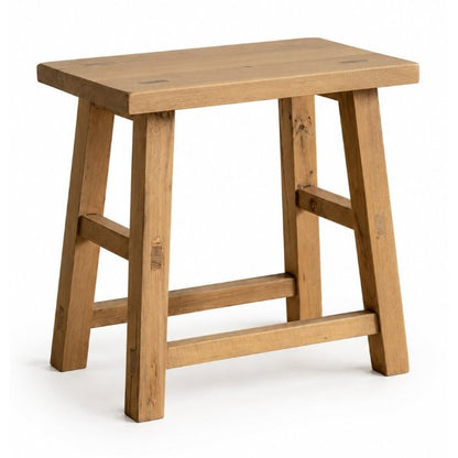 Tabouret en chêne ancien D801, 45 × 28 × 45 cm, vue officielle 1. Autres meubles et décoration vendus séparément.