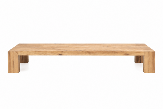 Table basse Madrier D957C en chêne recyclé, 130 × 60 × 35 cm, vue officielle 1. Autres meubles et décoration vendus séparément.