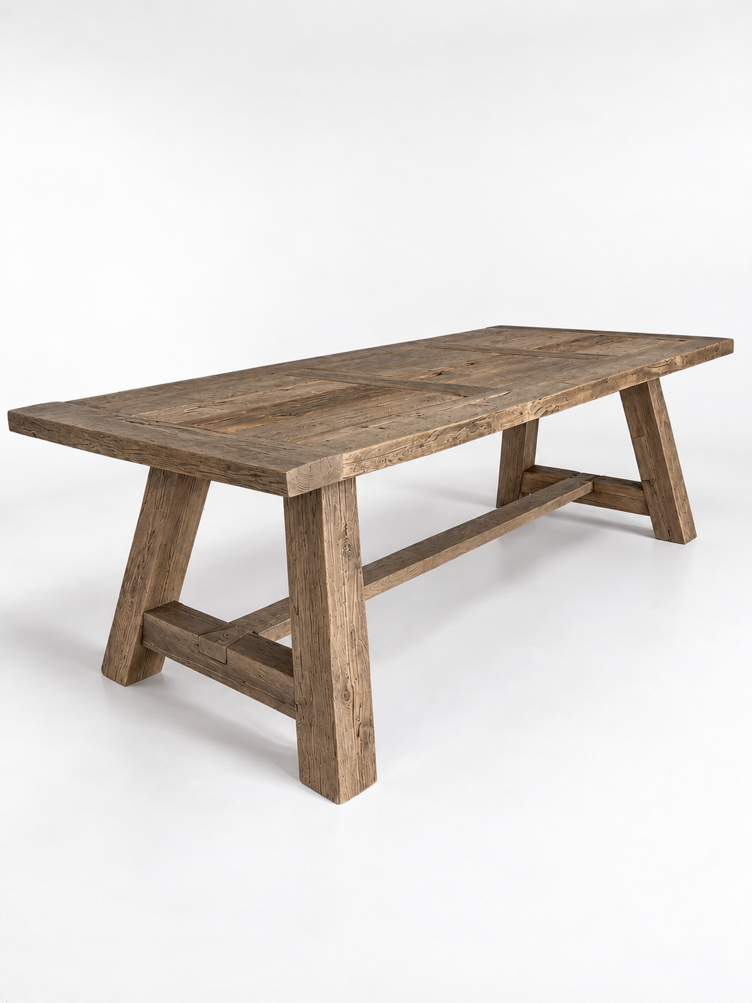 Table Hector D959CBARN en chêne recyclé, 240 × 100 × 78 cm, vue officielle 2. Chaises et décoration vendues séparément.