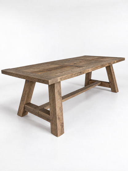 Table Hector D959CBARN en chêne recyclé, 240 × 100 × 78 cm, vue officielle 2. Chaises et décoration vendues séparément.