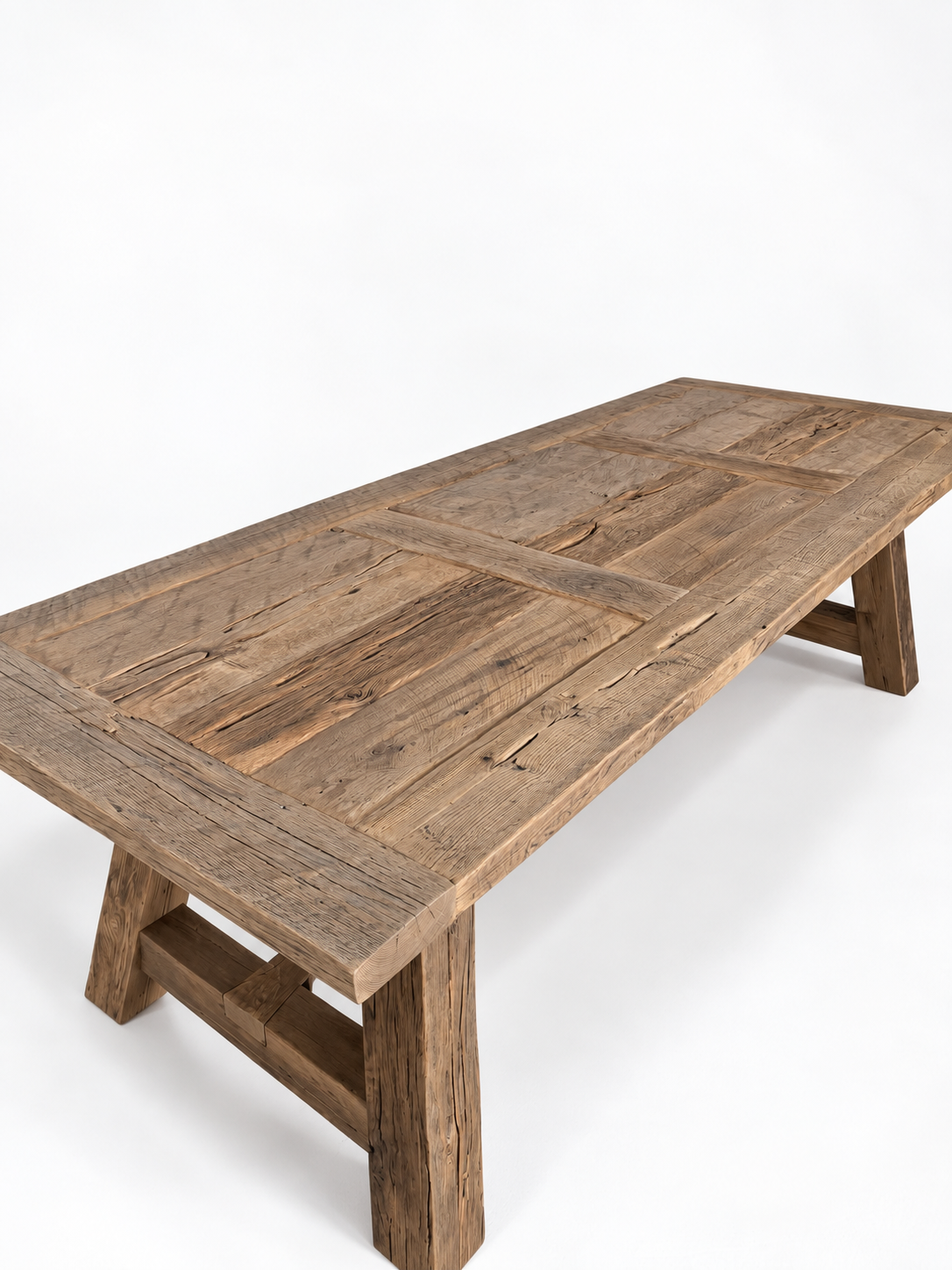 Table Hector D959CBARN en chêne recyclé, 260 × 100 × 78 cm, vue officielle 4. Chaises et décoration vendues séparément.