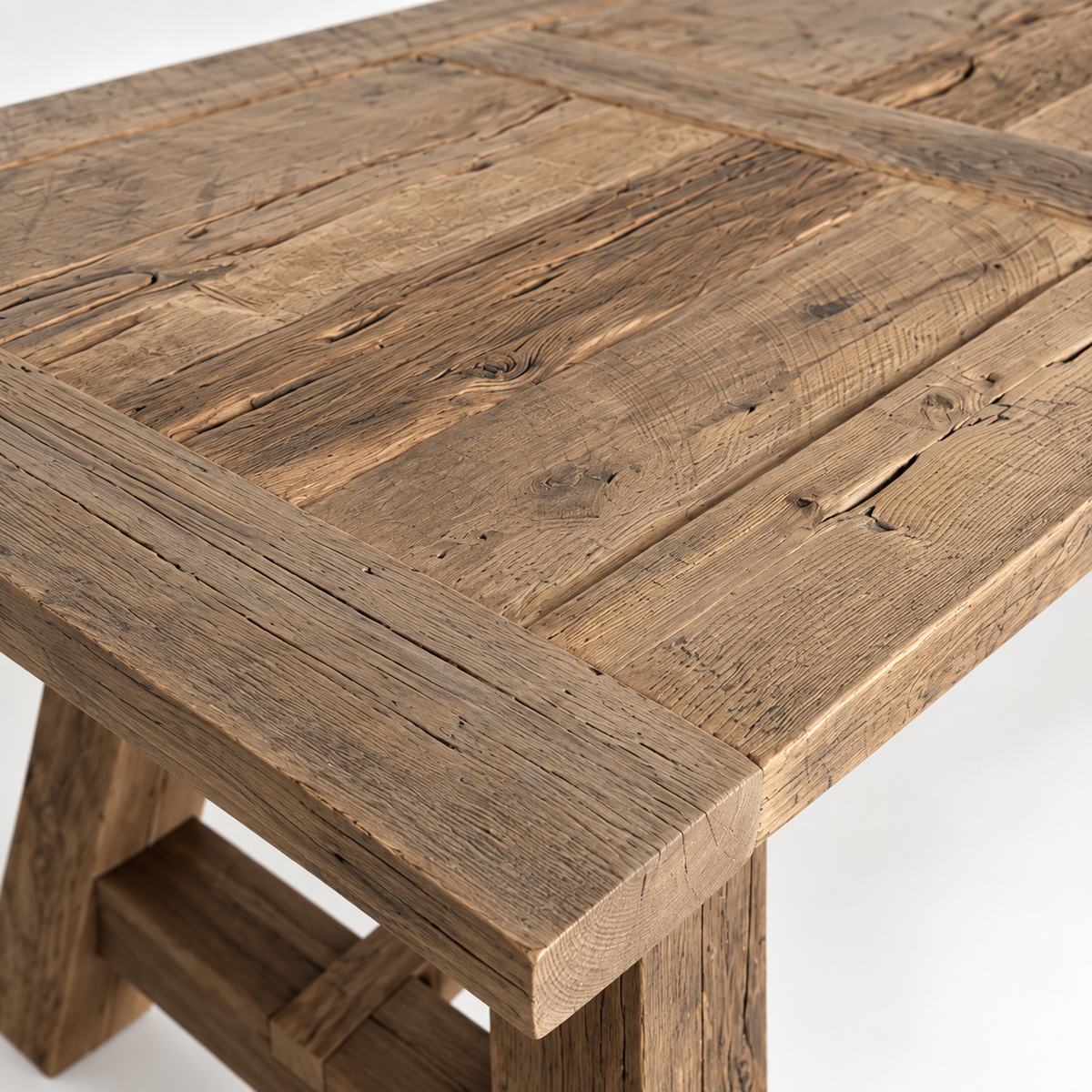 Table Hector D959CBARN en chêne recyclé, 260 × 100 × 78 cm, vue officielle 5. Chaises et décoration vendues séparément.