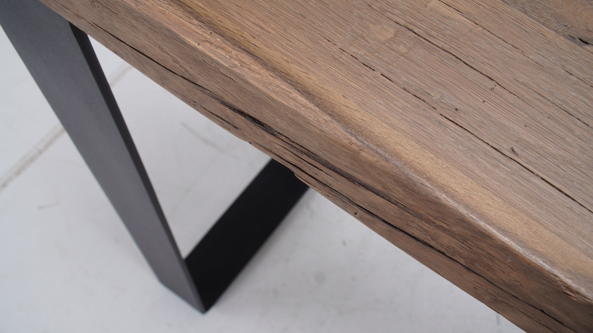 Console Alpa D923C en chêne recyclé, 140 × 35 × 80 cm, vue officielle 5. Autres meubles et décoration vendus séparément.