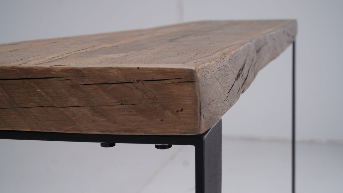 Console Alpa D923C en chêne recyclé, 160 × 35 × 80 cm, vue officielle 3. Autres meubles et décoration vendus séparément.