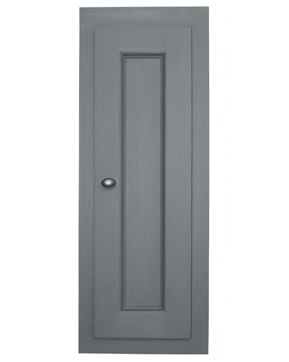 Vue de face du meuble haut étroit Rosiris C12 en pin, avec sa porte pleine moulurée et son bouton de poignée.