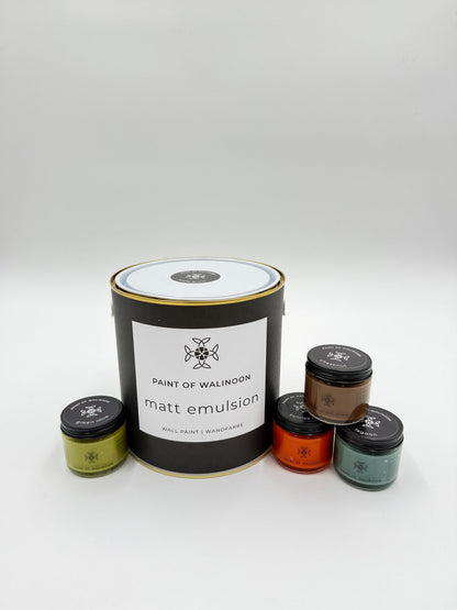 Petits pots d’essai Matt Emulsion de 50 ml, présentés à côté du pot de 2,5 L — Paint of Walinoon.