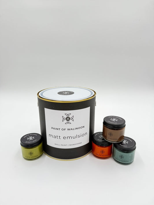 Petits pots d’essai Matt Emulsion de 50 ml, présentés à côté du pot de 2,5 L — Paint of Walinoon.