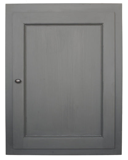 Détail de la porte pleine moulurée et du bouton de poignée du meuble haut Rosiris C09 en pin.